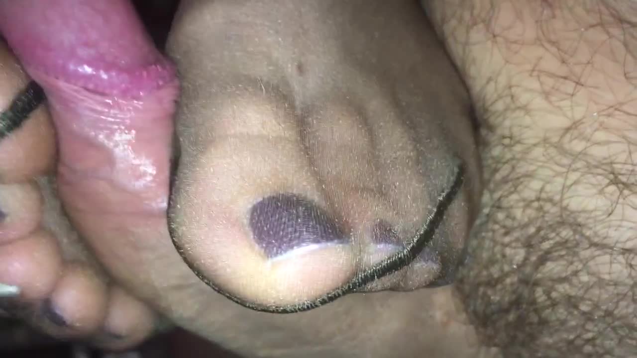 Amateur en bas nylon qui branle une bite avec ses pieds sexy et la fait  jouir