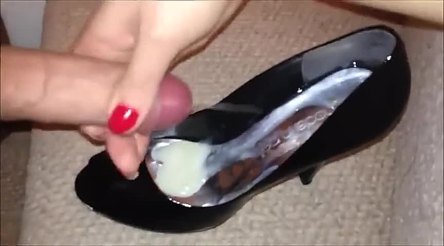 Cum On Shoes - Amateur whore gets her shoe filled with the cum after giving a handjob -  Feet9