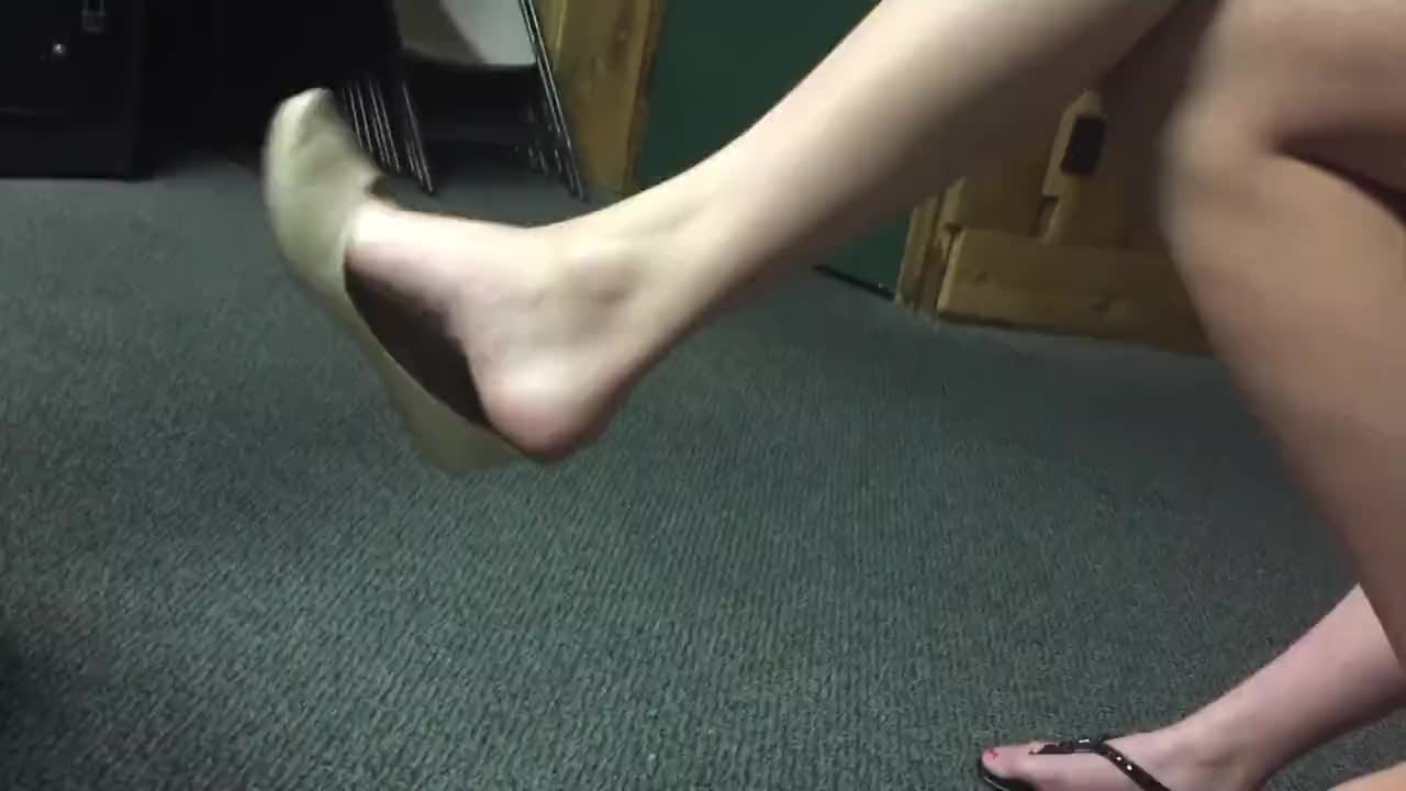 Girlfriends Footjob - Captured my friend's girlfriend dangling her ballerinas during our pool  session - Feet9