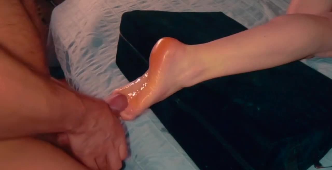 1280px x 656px - Bootylicious woman gets feet worshiped, fucked and jizzed - Feet9